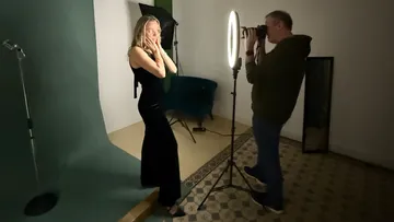 Model posiert; Fotograf macht Bilder; Studioaufnahme.