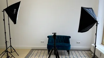 Blauer Stuhl im Fotostudio-Aufbau.