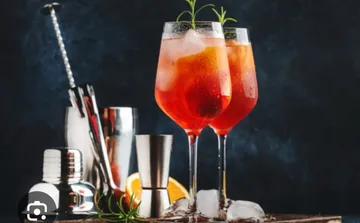 Zwei Cocktails mit Eis und Orangen, Barwerkzeuge.