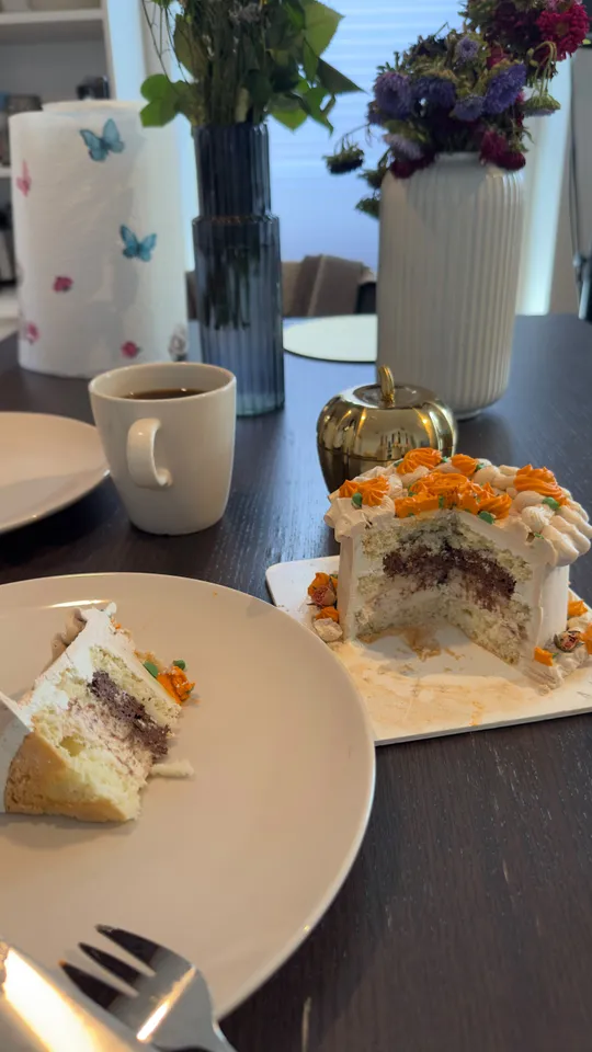 Kuchenstück auf Tisch mit Kaffee.