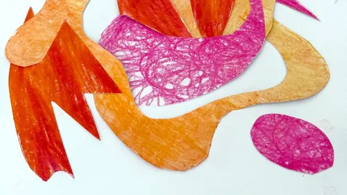 Bunte Papierformen abstrakt auf einer Fläche angeordnet.