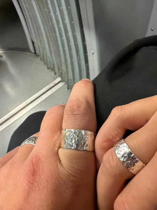 Zwei Hände mit silbernen Ringen an den Fingern.