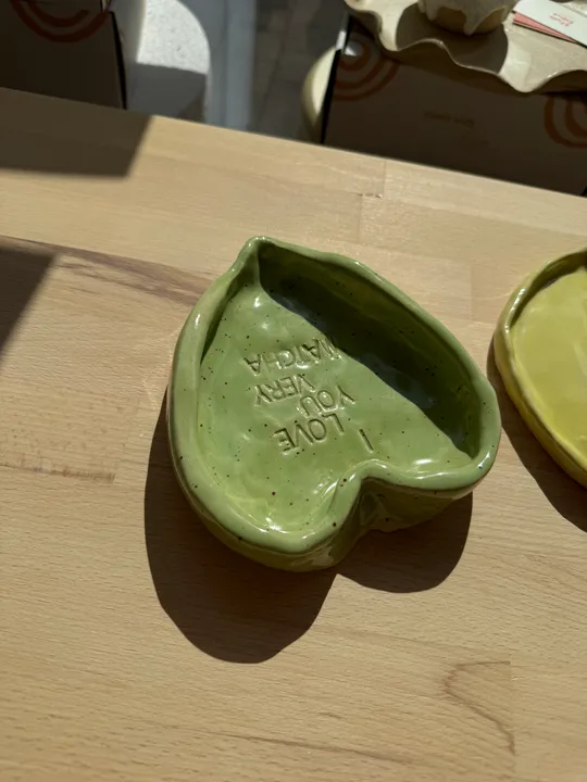 Herzförmige Schale auf Holztisch