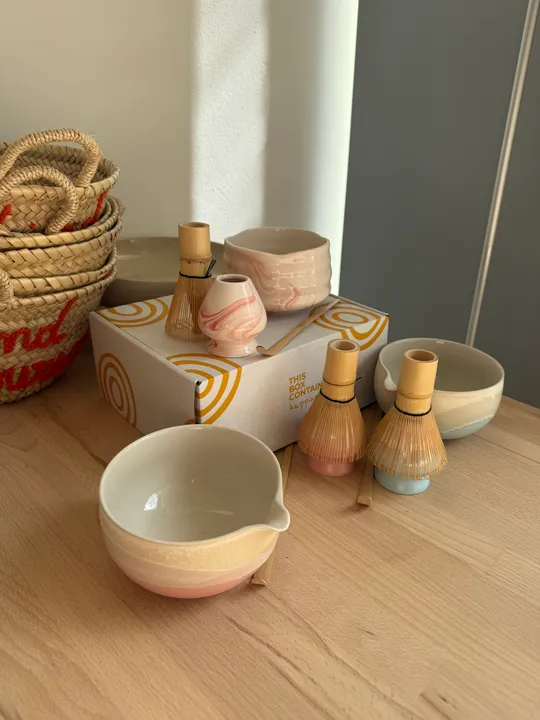 Keramik-Teeset auf Holzoberfläche präsentiert.