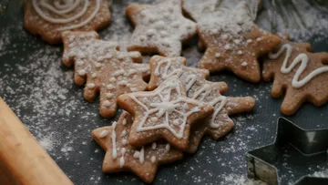 Lebkuchenplätzchen mit Zuckerguss auf Tablett.