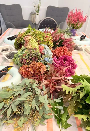 Blumen auf Tisch für Blumenworkshop.