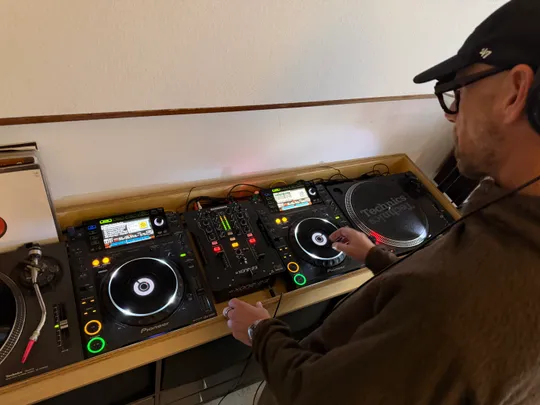 DJ passt im Studio Geräte an.