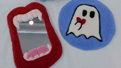 Teppich in Form von Lippen und Geist am Boden.