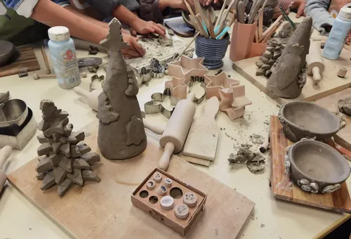 Tonfiguren von Kindern im Klassenzimmer hergestellt.