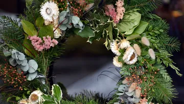 Blumenkranz mit Kiefer und Trockenblumen.