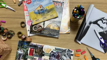 Zeitschriften und Bastelmaterialien auf einem Tisch.