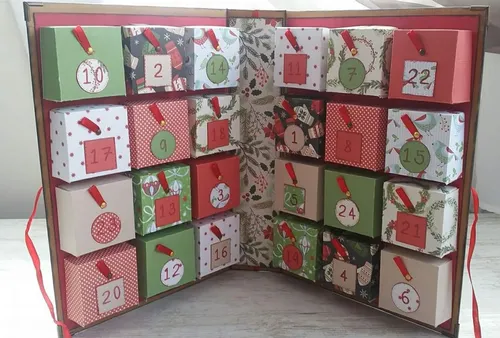 Adventskalender mit nummerierten Boxen, festliche Dekoration.