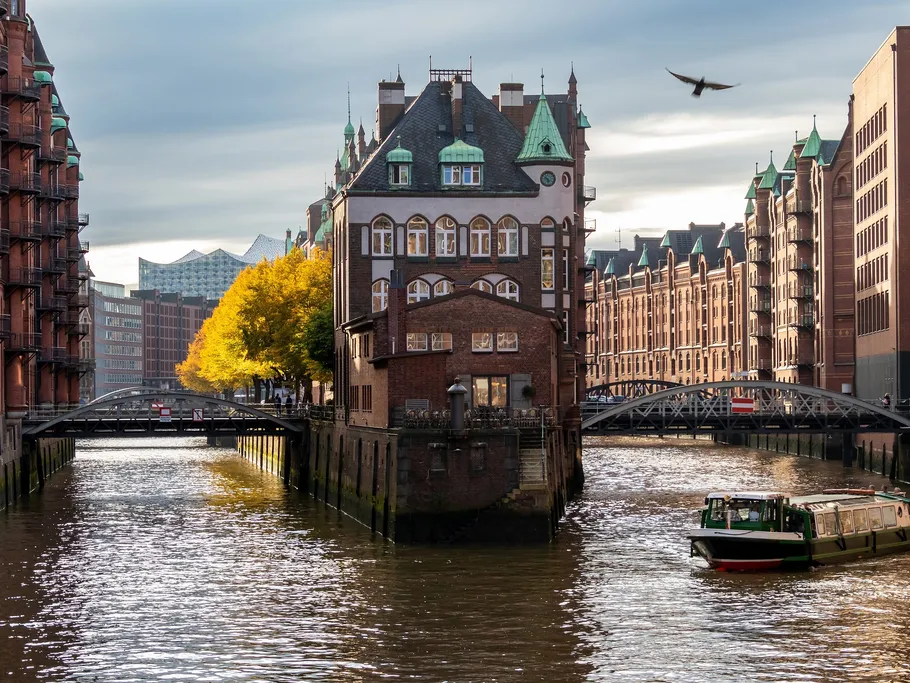 Wasserstraße mit Boot, umgeben von historischen Gebäuden.