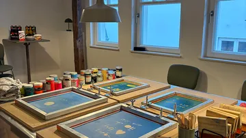 Siebdruck-Anordnung in einem Studio.