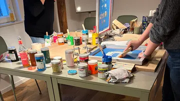 Hände bedrucken im Kunststudio.