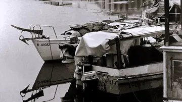 Boote am Ufer mit Wasserreflexionen.