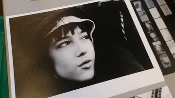 Schwarzweißfoto einer Person mit Kapuze.