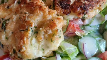 Frittierte Küchlein auf frischem Salatteller.