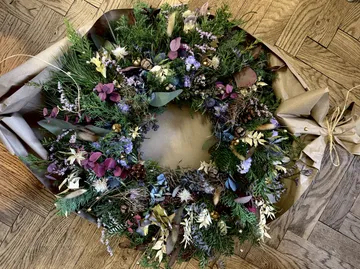 Blumenkranz auf Holzboden liegend.