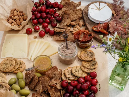 Ein Buffet mit verschiedenen Snacks, Früchten und Käse.