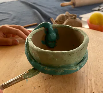Hand bemalt Tonschale mit Schlangendesign.