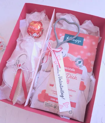 Geschenkbox mit Süßigkeiten, Herzdekor.