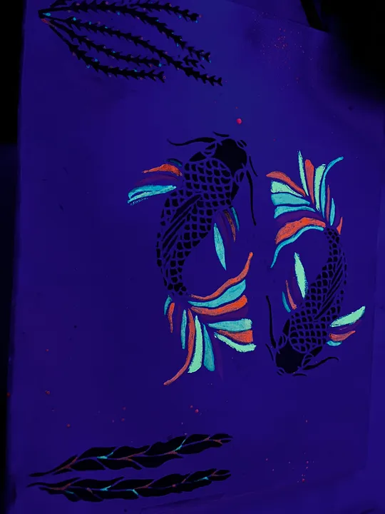Zwei Koi-Fische gemalt, leuchtend unter Wasser.