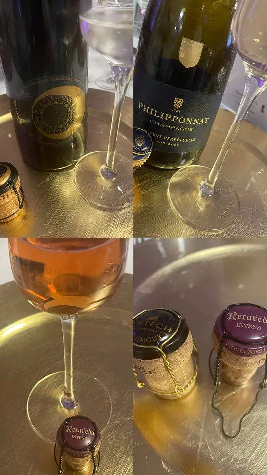 Champagnerflaschen mit Korken auf Tablett.