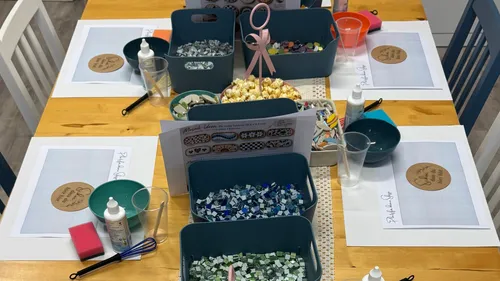 Tisch für Mosaik-Bastelaktivität vorbereitet.