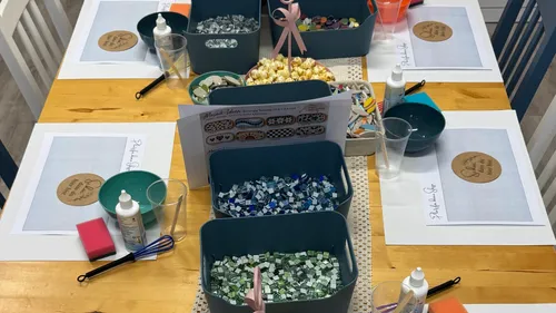 Basteltisch mit Mosaikzubehör und Anleitungen.