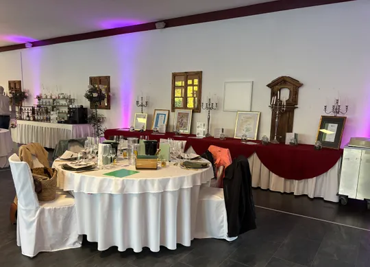 Runder Tisch mit elegantem Essgeschirr.