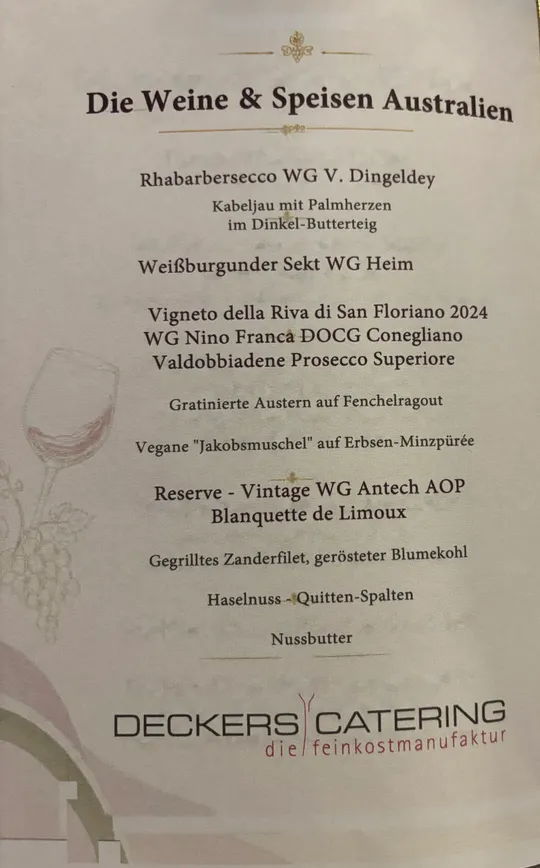 Speisekarte mit Weinen und australischen Gerichten.