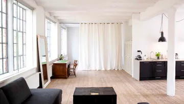 Loft-Wohnzimmer mit Küchenbereich.