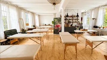 Massagetische in einem hellen Studio.