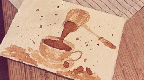 Kaffee-Kunstwerk auf Papier, Holztisch Hintergrund.