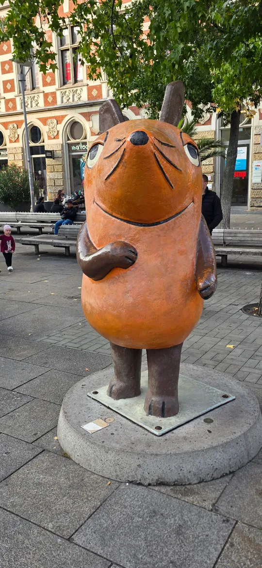 Orange Cartoon-Maus-Statue auf Stadtbürg.