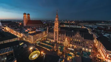 Stadtplatz mit festlichen Lichtern bei Nacht.