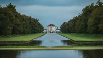 Barockschloss spiegelt sich im großen Gartenkanal.