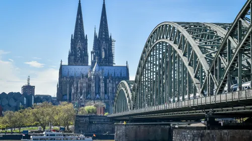 Kathedrale hinter einer großen Bogenbrücke.