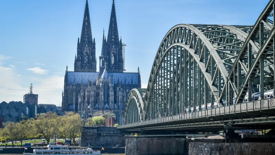 Kathedrale hinter einer großen Bogenbrücke.
