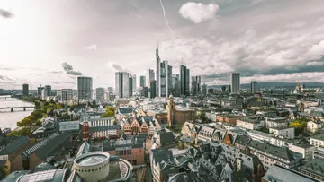 Stadtpanorama mit modernen Wolkenkratzern, wolkiger Himmel.