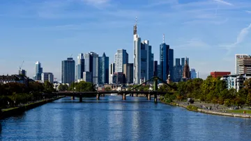 Skyline von Wolkenkratzern an einem Fluss.