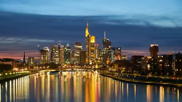 Skyline spiegelt sich im Fluss bei Dämmerung.