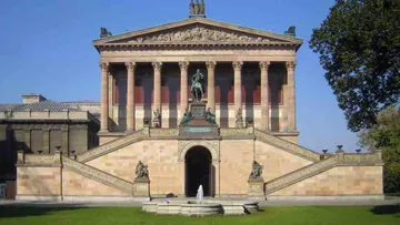 Statue vor einem historischen Museumsgebäude.