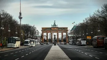 Brandenburger Tor mit Straße und Fahrzeugen.