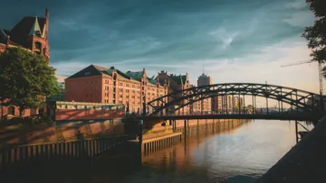 Historische Gebäude unter blauem Himmel am Kanal.