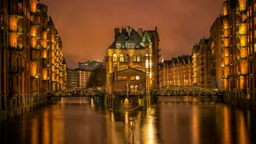 Historisches Gebäude im beleuchteten Kanal.