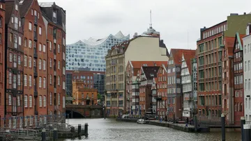 Kanal fließt zwischen bunten Stadtgebäuden.