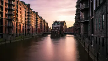 Kanal flankiert von historischen Backsteingebäuden.