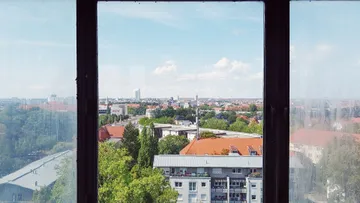 Stadtansicht durch großes Fenster am Tag.